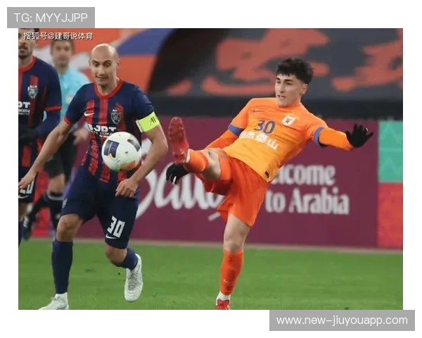 山东泰山阿卜杜肉苏力突破防线建功：点亮绿茵夜空的传奇一幕